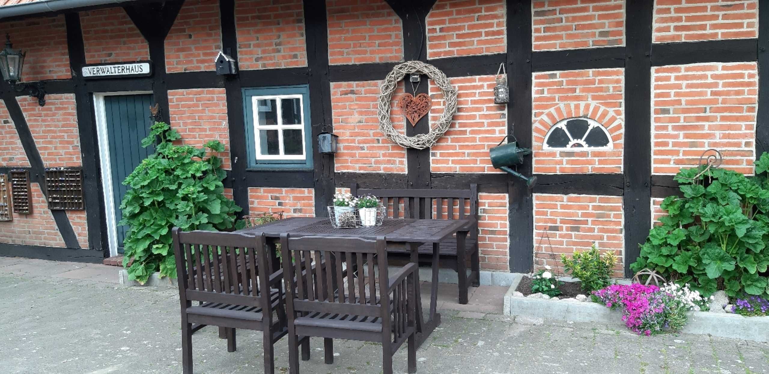 Ein traditionelles Fachwerkhäuschen mit einem Schild, auf dem "VERWALTERHAUS" steht.