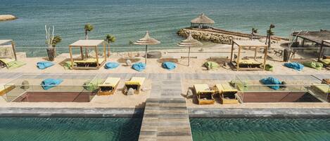 Außenpool, Liegestühle