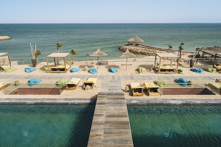 室外游泳池,日光浴躺椅