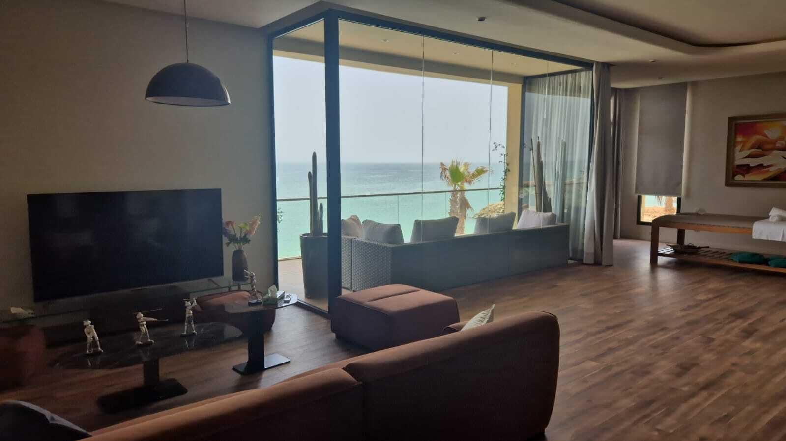 Habitación Royal, vistas al mar | Zona de estar | Una televisión de pantalla plana
