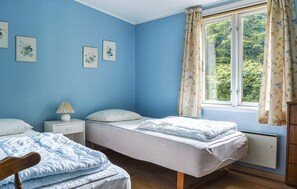 3 bedrooms, travel cot