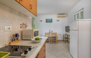 Kühlschrank, Herdplatte, Wasserkocher mit Kaffee-/Teezubehör