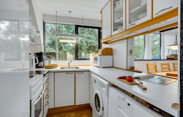 ثلاجة، موقد طهي مسطح، غسالة أطباق، ماكينة لصنع القهوة/الشاي