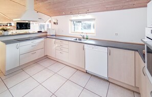 Fridge, microwave, stovetop, dishwasher - Lovely home in Rødby with kitchen (Rødby)