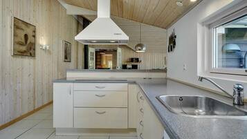 Køleskab, kogeplade, opvaskemaskine, kaffe-/temaskine