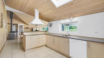 Køleskab, kogeplade, opvaskemaskine, kaffe-/temaskine