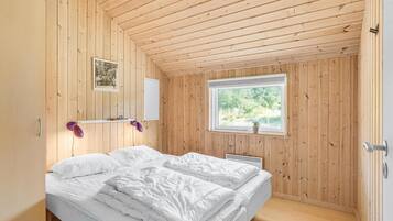 5 bedrooms, travel crib, free WiFi