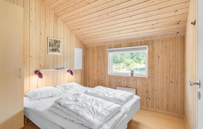 5 bedrooms, travel cot, free WiFi