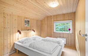 5 bedrooms, travel crib, free WiFi - Lovely home in Rødby with kitchen (Rødby)