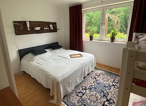 1 bedroom, travel cot, free WiFi, bed sheets