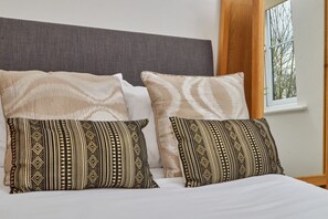 2 soverom, skrivebord, strykejern/-brett og wi-fi (inkludert)