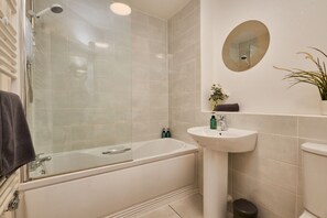 Ensemble douche/baignoire, sèche-cheveux, serviettes fournies