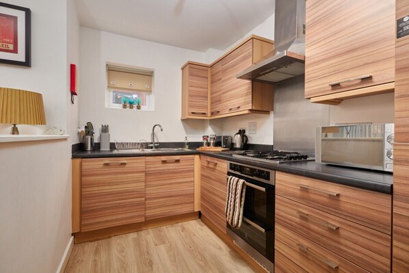 ثلاجة، ميكروويف، فرن، موقد طهي مسطح