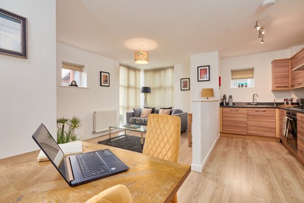 Un appartement moderne comprenant un coin repas, un salon et une cuisine.
