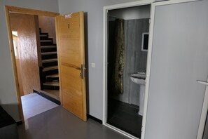 Apartamento superior, 2 habitaciones (2) | Zona de estar | Televisión de pantalla plana de 32 pulgadas con canales por satélite