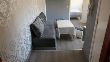 Departamento Confort, 1 habitación (3) | Sala de estar | Televisión de pantalla plana de 32 pulgadas con canales vía satélite