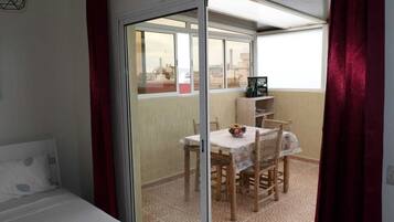 Suite Confort (5) | Surmatelas, fer et planche Ă repasser, Wi-Fi gratuit, draps fournis