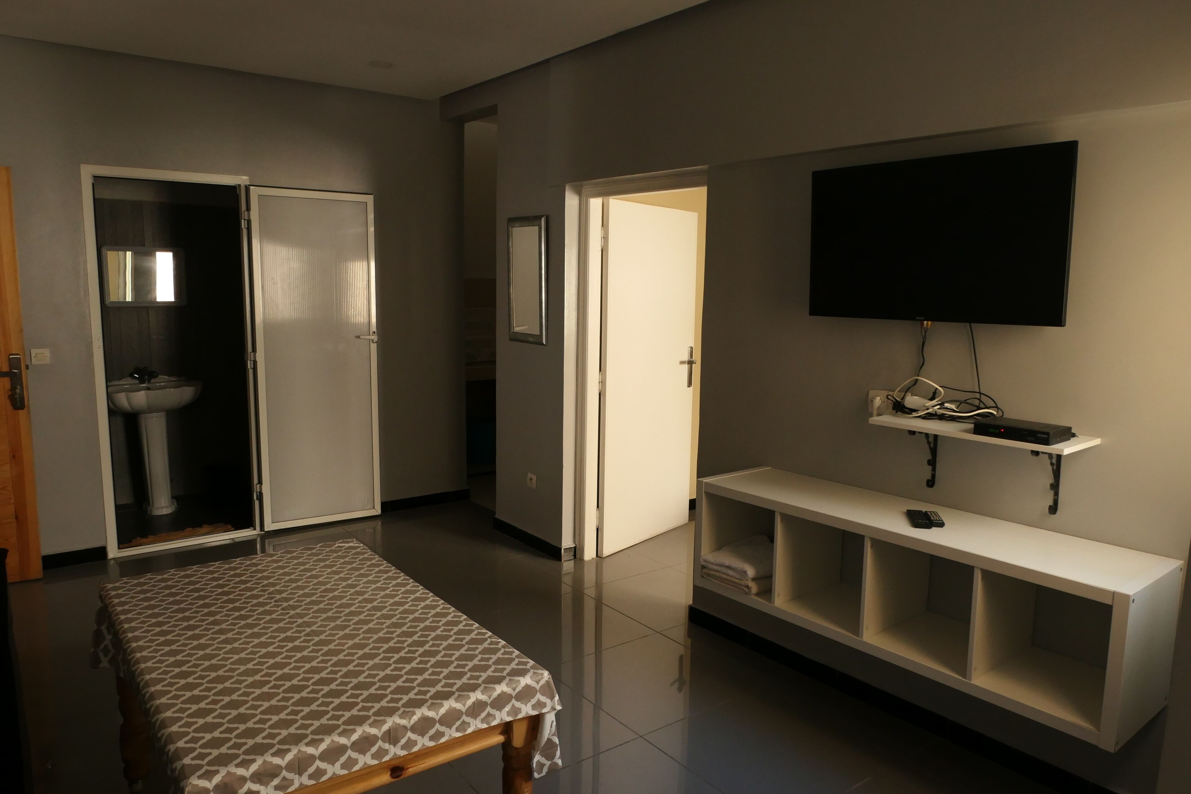 Appartement Supérieur, 2 chambres (2) | Coin séjour | Télévision à écran plat de 32 pouces avec chaînes par satellite