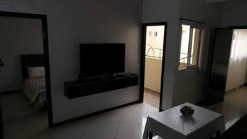 Appartement Supérieur, 2 chambres (4) | Coin séjour | Télévision à écran plat de 32 pouces avec chaßnes par satellite