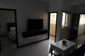 Departamento superior, 2 habitaciones (4) | Área de sala de estar | Televisión de pantalla plana de 32 pulgadas con canales vía satélite 