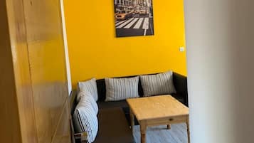 Departamento Confort, 1 habitación (1) | Sala de estar | Televisión de pantalla plana de 32 pulgadas con canales vía satélite