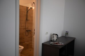 Douche, articles de toilette gratuits, sèche-cheveux