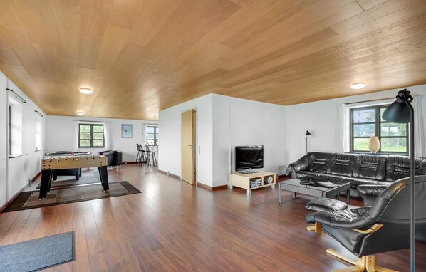 Fernseher, Tischfußball