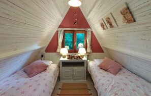 2 bedrooms, travel crib, free WiFi