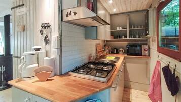 Kylskåp, ugn, spishäll och kaffe- och tebryggare