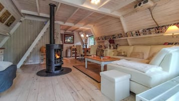 Een televisie, een open haard, een dvd-speler en een stereo