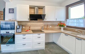 Fridge, microwave, stovetop, dishwasher