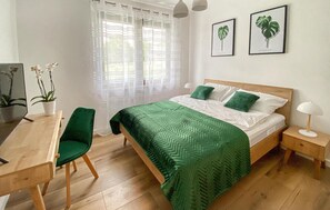 3 bedrooms, travel cot, free WiFi, bed sheets