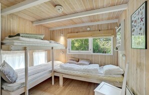 3 bedrooms, travel crib, free WiFi - Awesome home in Vestervig with sauna (Vestervig)