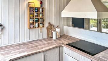 Réfrigérateur, micro-ondes, plaque de cuisson, lave-vaisselle