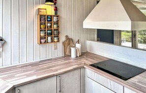 Réfrigérateur, four à micro-ondes, surface de cuisson, lave-vaisselle