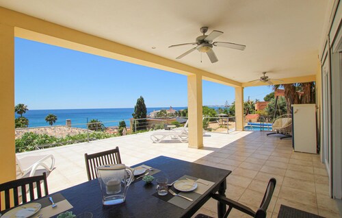 Nice home in El Campello with WiFi