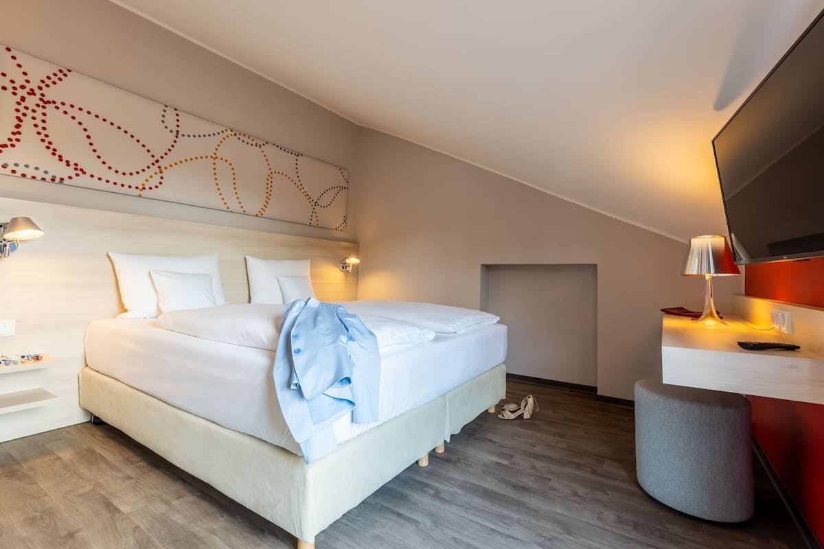 Camera con letto matrimoniale o 2 letti singoli | Una scrivania, tende oscuranti, insonorizzazione, Wi-Fi gratuito