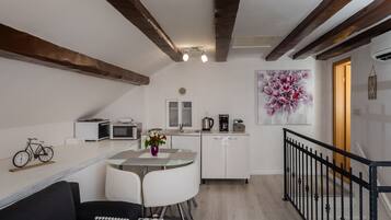 Apartment (One Bedroom Apartment) | Dining room