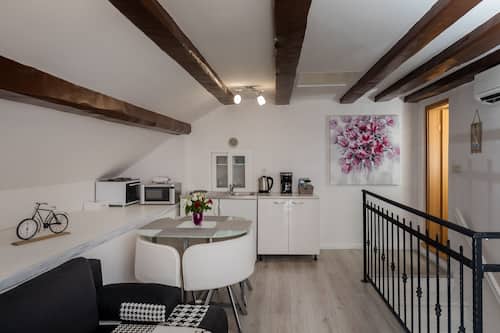 Apartment (One Bedroom Apartment) | Dining room