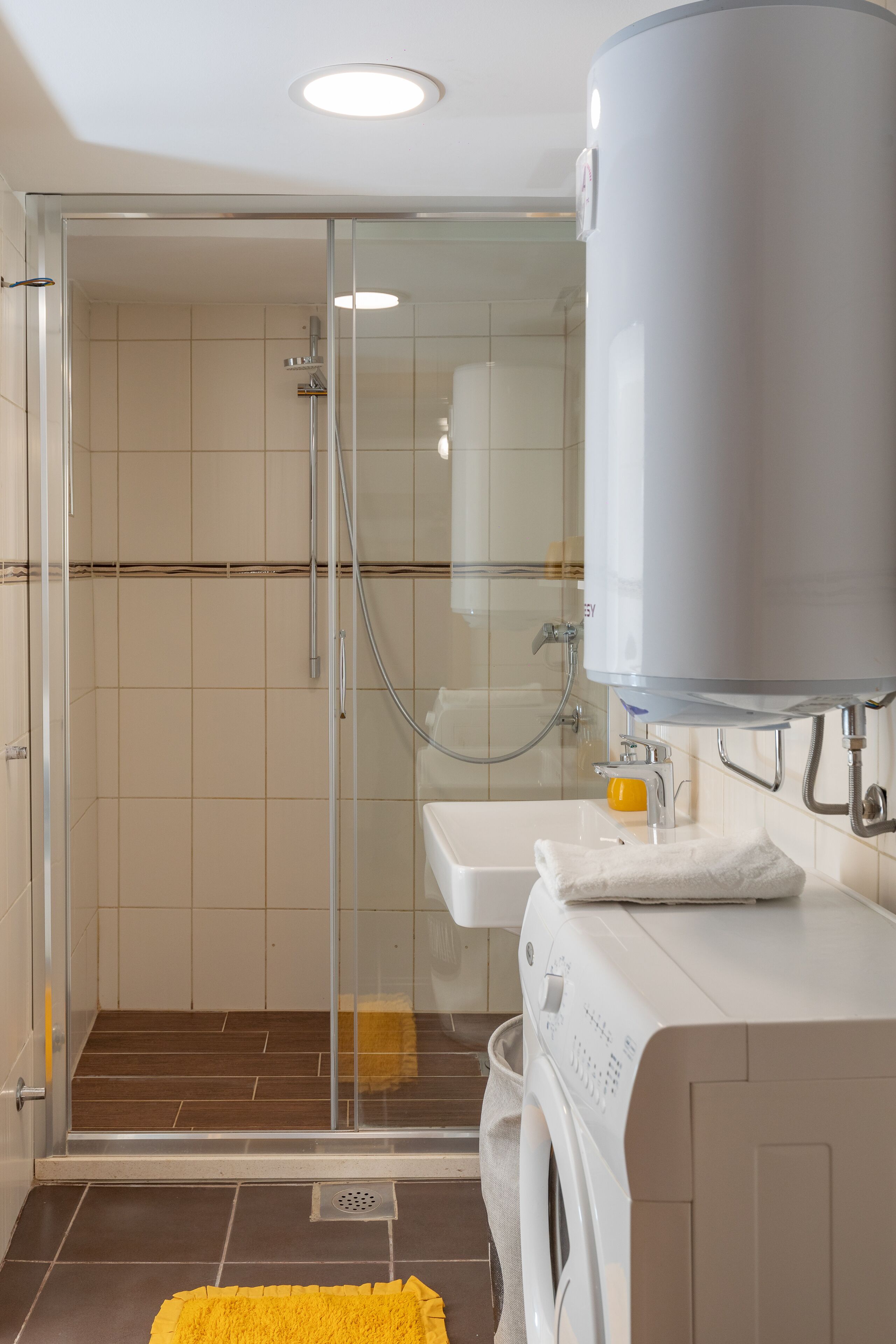Căn hộ (One Bedroom Apartment) | Phòng tắm | Buồng tắm vòi sen, khăn tắm 