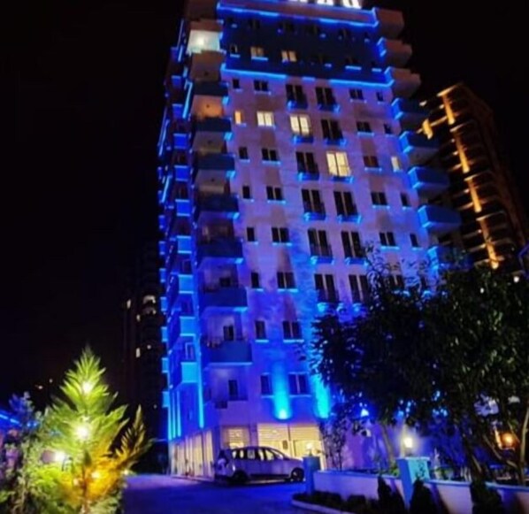 住宿正面 - 傍晚/夜晚