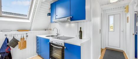 Fridge, stovetop, coffee/tea maker
