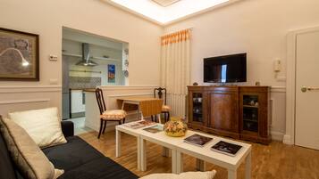 Design-Apartment | Wohnbereich | 40-Zoll-Flachbildfernseher mit Digitalempfang, Fernseher