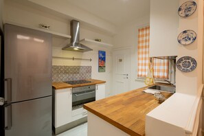 Departamento de diseñador | Cocina privada | Refrigerador con congelador, horno y parrilla de estufa 