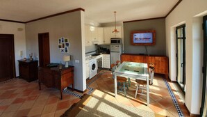 Una sala de estar amplia con comedor, cocina y lavandería.