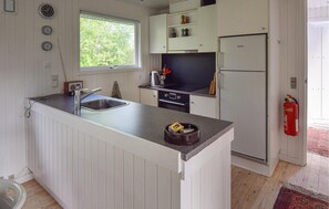 Réfrigérateur, four, lave-vaisselle, cafetière/bouilloire