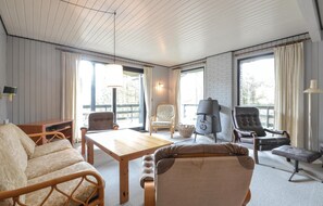 TV, fireplace - Amazing home in Hurup Thy with WiFi (Hurup Thy)