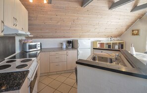 ثلاجة، موقد طهي مسطح، غسالة أطباق، ماكينة لصنع القهوة/الشاي