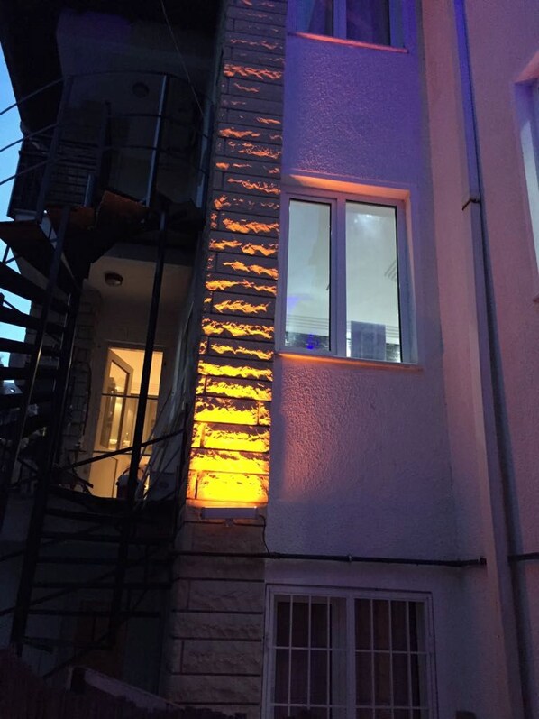 Un edificio con fachada de piedra y una ventana.