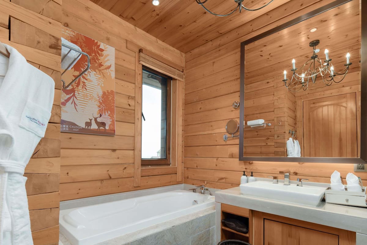 1 bedroom, in-room safe, individually decorated, individually furnished